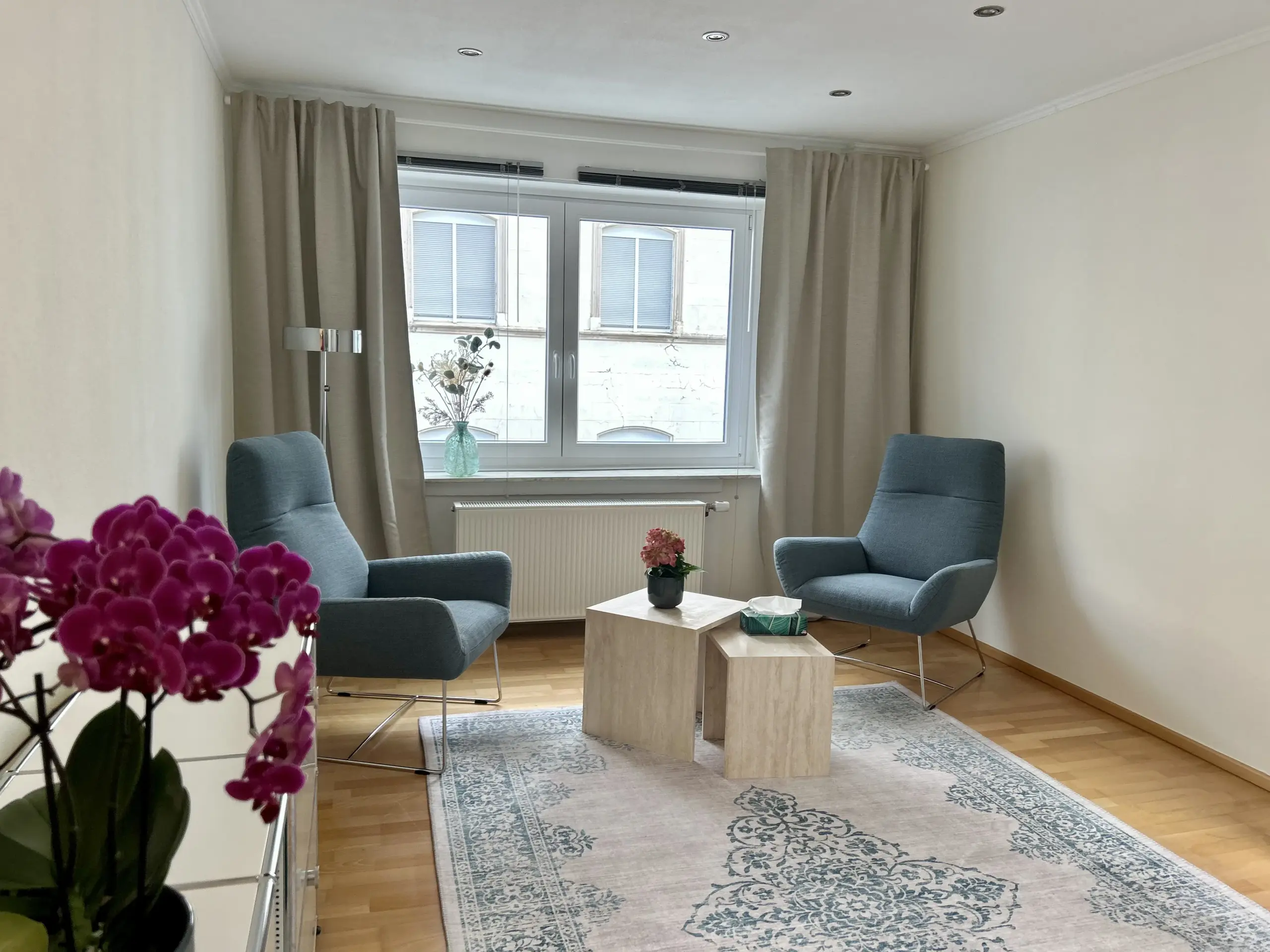 Ruhiger und modern eingerichteter Therapieraum der psychotherapeutischen Praxis in Dortmund-Hombruch mit zwei Sesseln und hellem Ambiente.